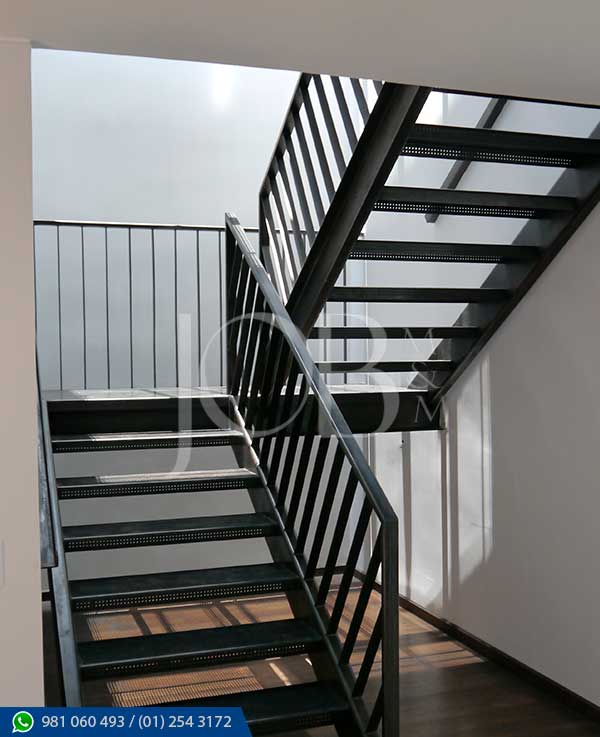 escalera-metalica-con-viga-lateral